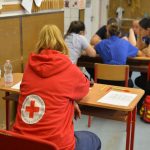 Participantes realizam treinamento de primeiros socorros organizado pela Cruz Vermelha Húngara.