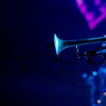 Trompetista toca durante uma apresentação ao vivo de jazz
