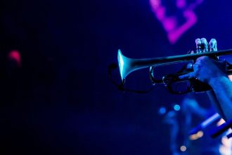 Trompetista toca durante uma apresentação ao vivo de jazz