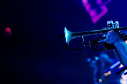 Trompetista toca durante uma apresentação ao vivo de jazz