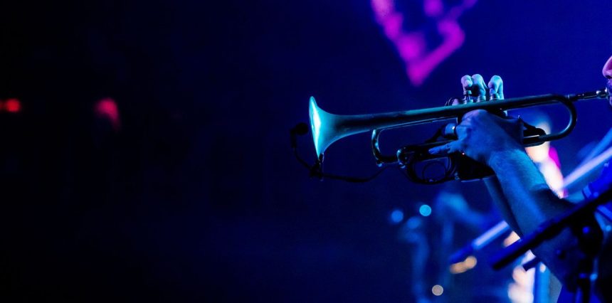 Trompetista toca durante uma apresentação ao vivo de jazz